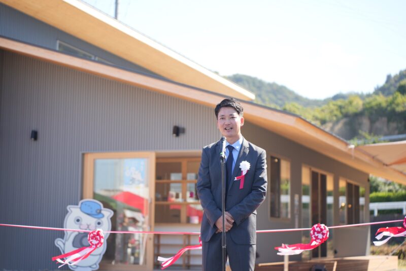 落成式で熱く語るしゅうへい氏